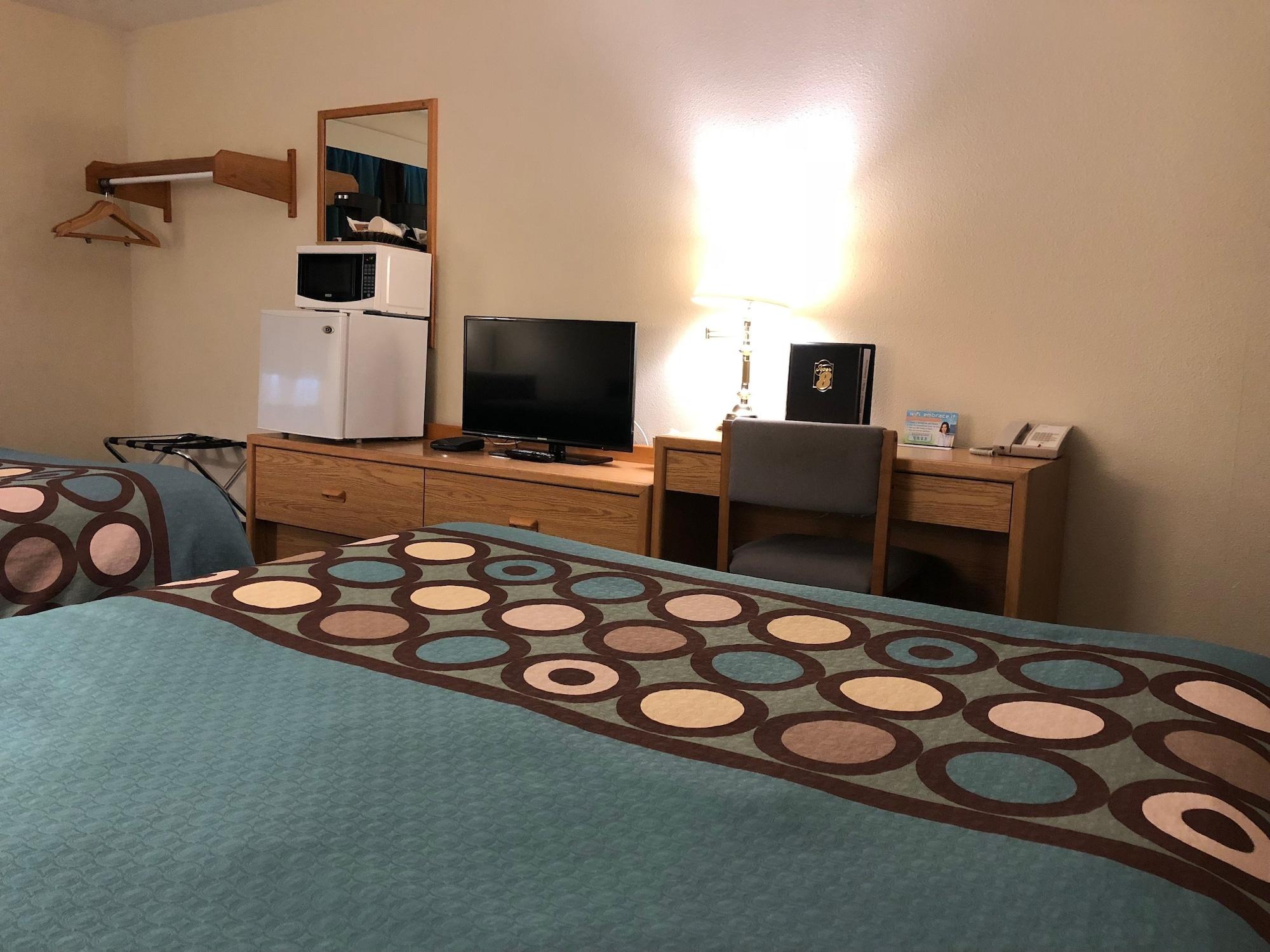 Super 8 By Wyndham Moose Jaw Sk Hotel Bagian luar foto