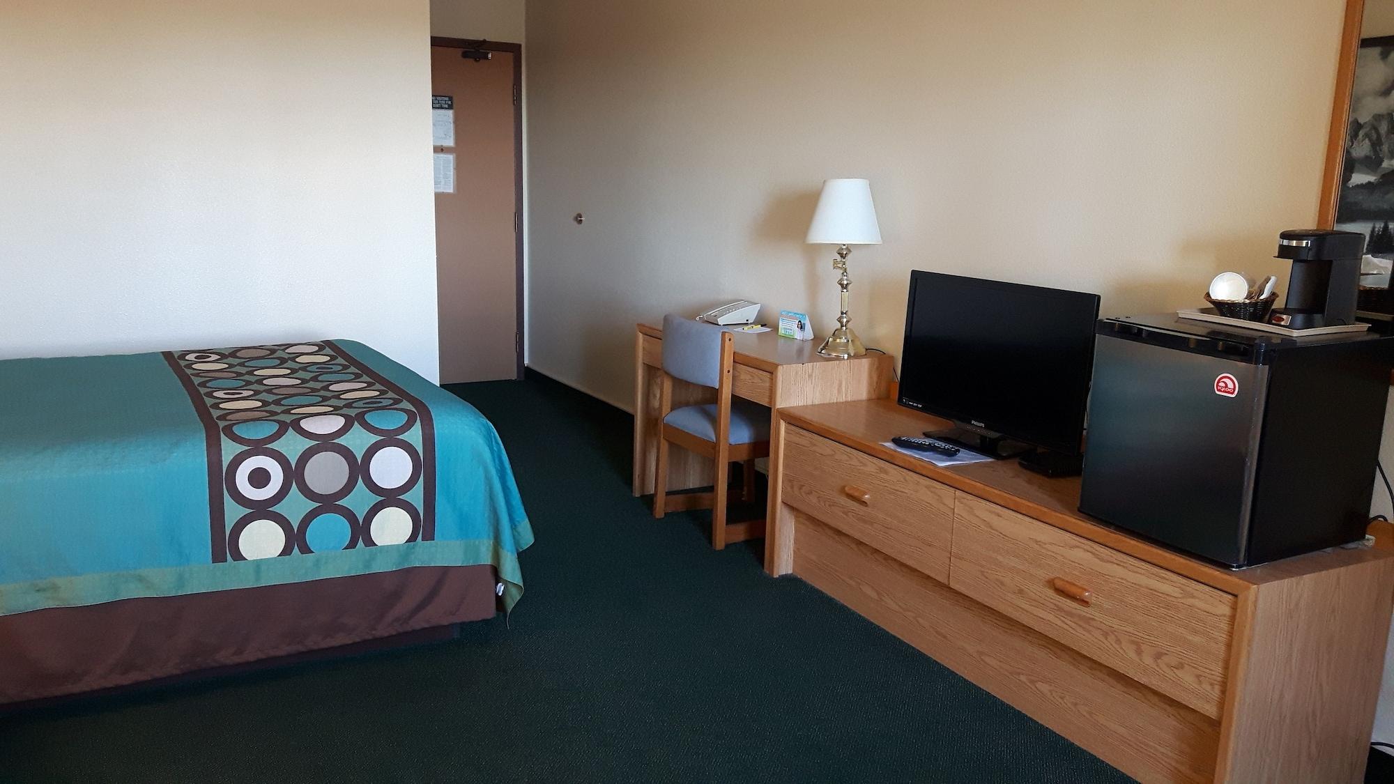 Super 8 By Wyndham Moose Jaw Sk Hotel Bagian luar foto