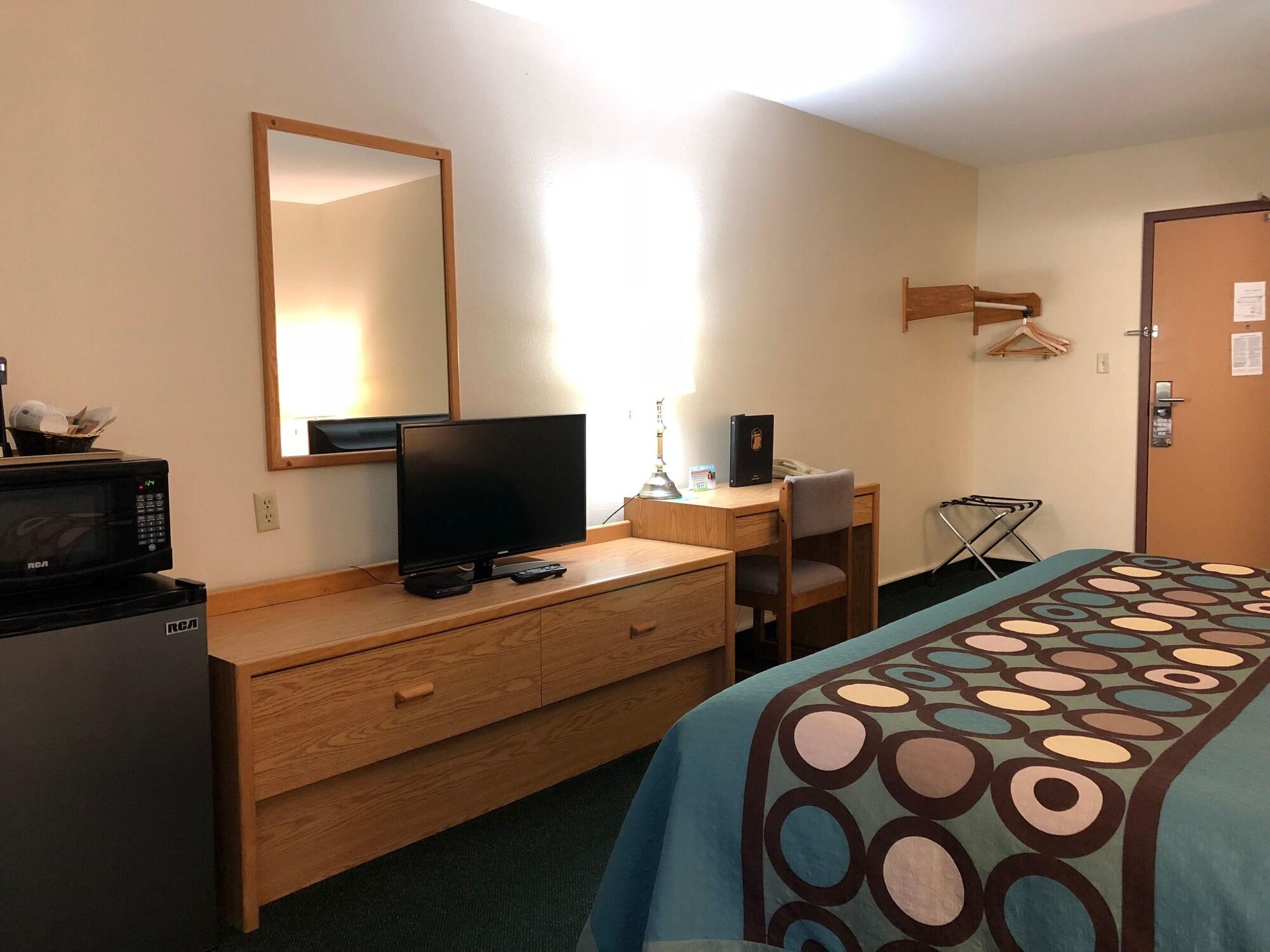 Super 8 By Wyndham Moose Jaw Sk Hotel Bagian luar foto