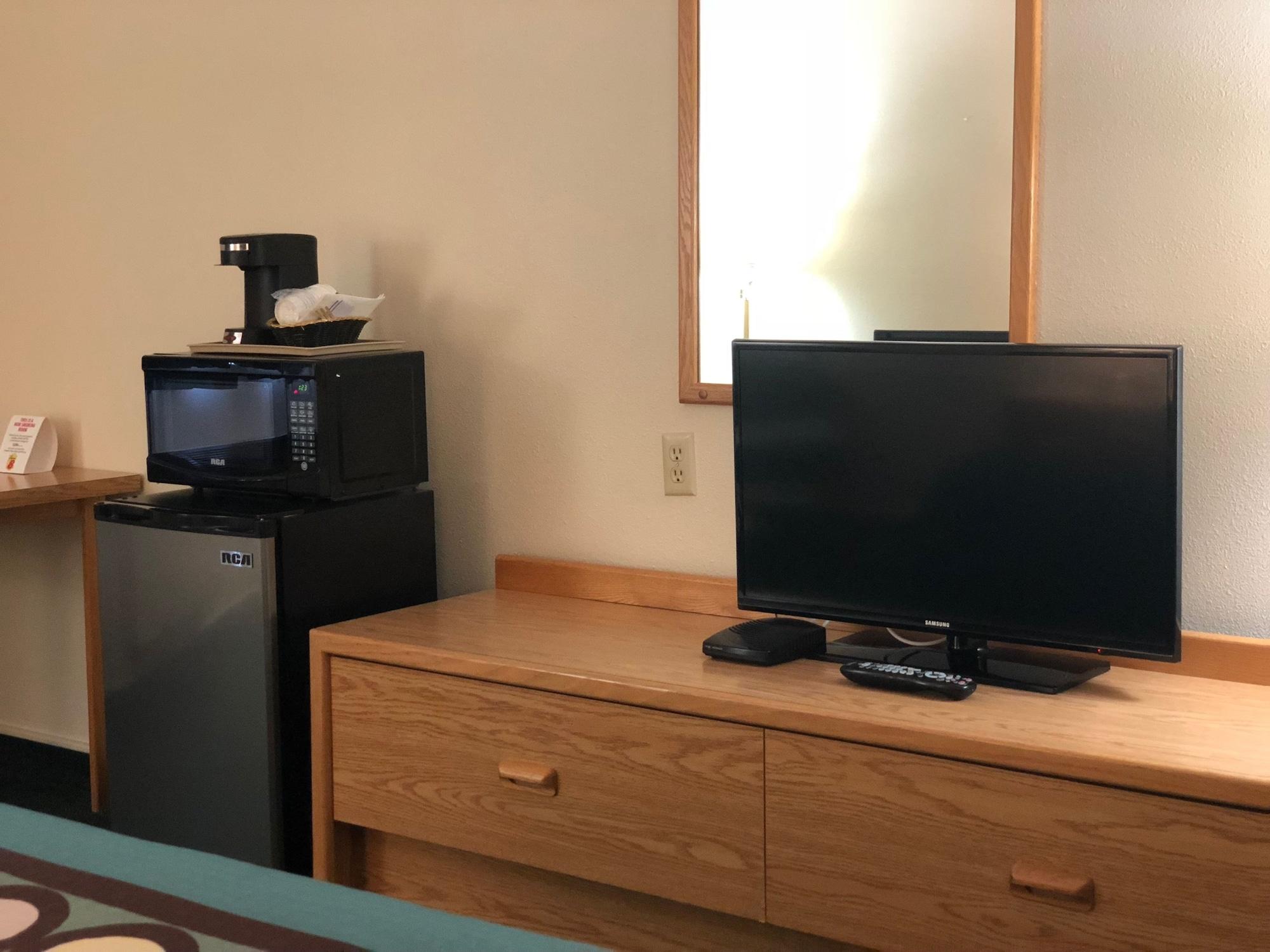 Super 8 By Wyndham Moose Jaw Sk Hotel Bagian luar foto