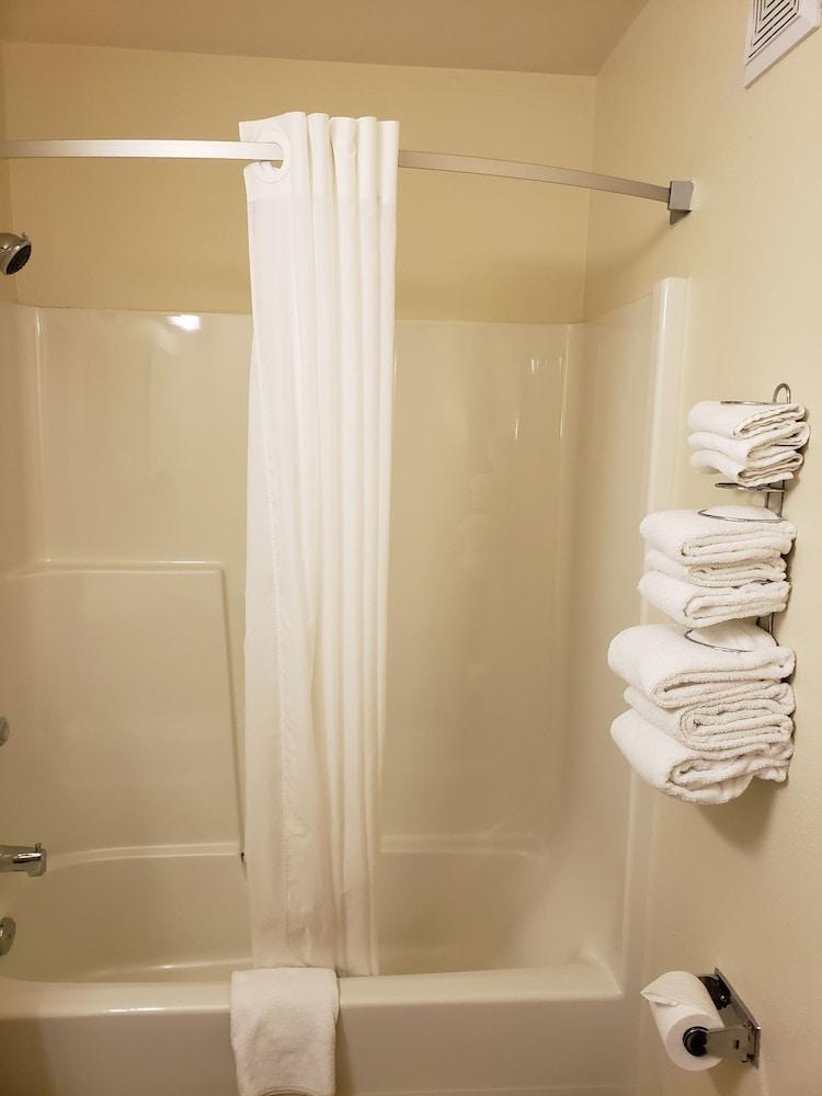 Super 8 By Wyndham Moose Jaw Sk Hotel Bagian luar foto