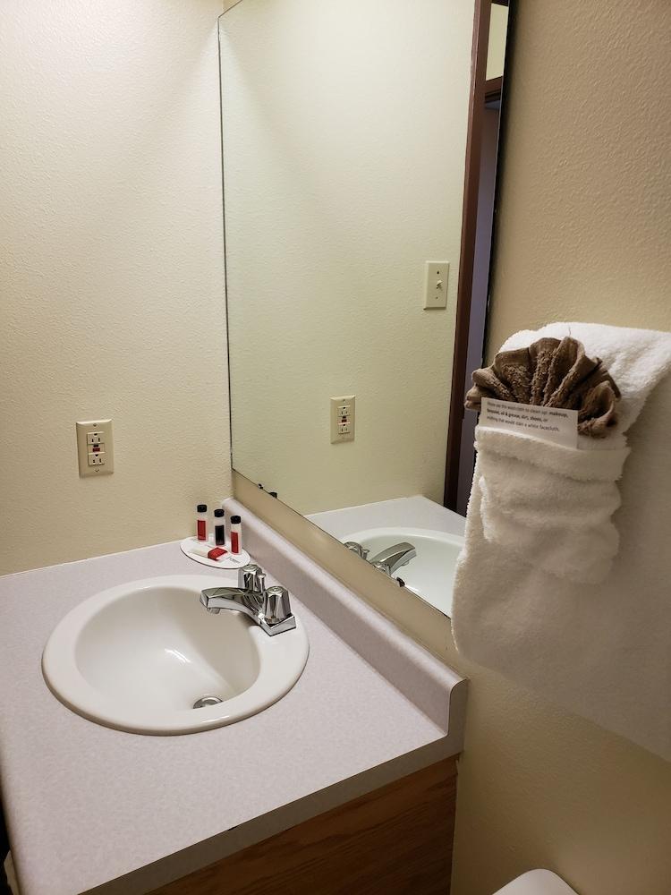 Super 8 By Wyndham Moose Jaw Sk Hotel Bagian luar foto