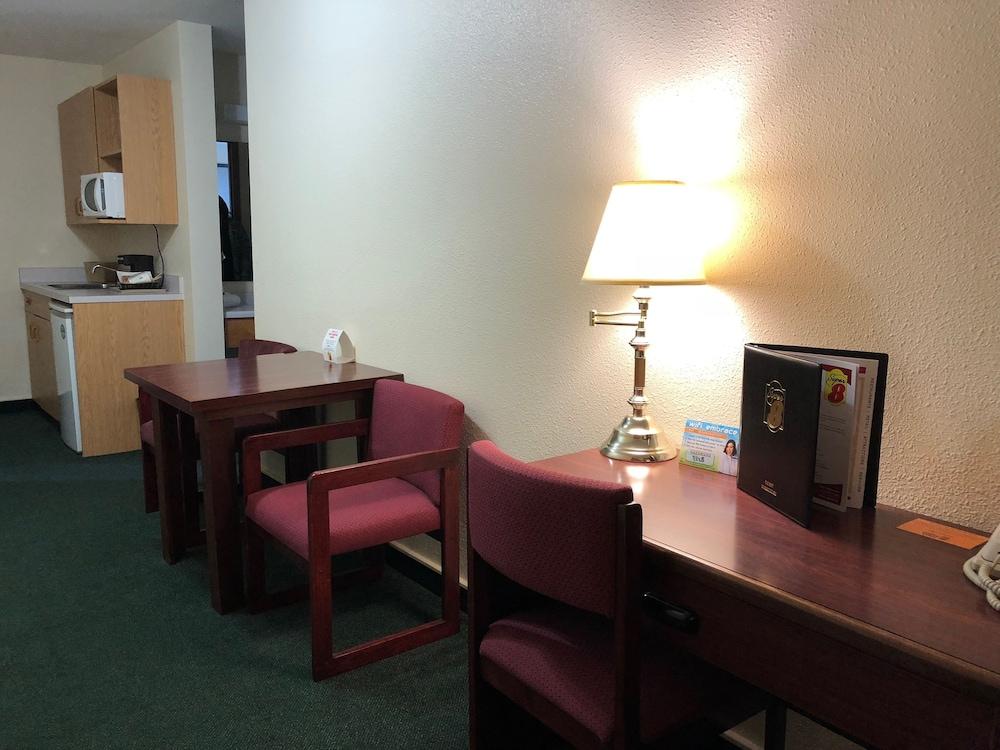 Super 8 By Wyndham Moose Jaw Sk Hotel Bagian luar foto