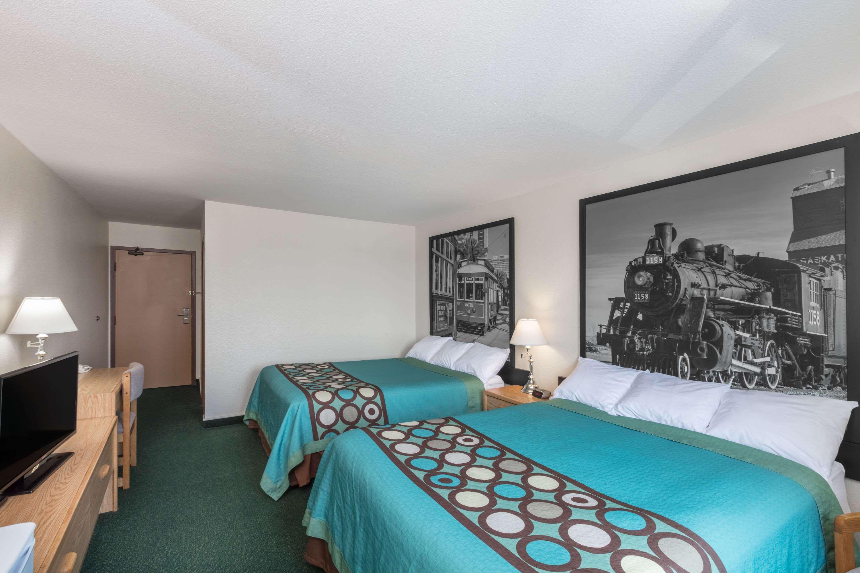 Super 8 By Wyndham Moose Jaw Sk Hotel Bagian luar foto