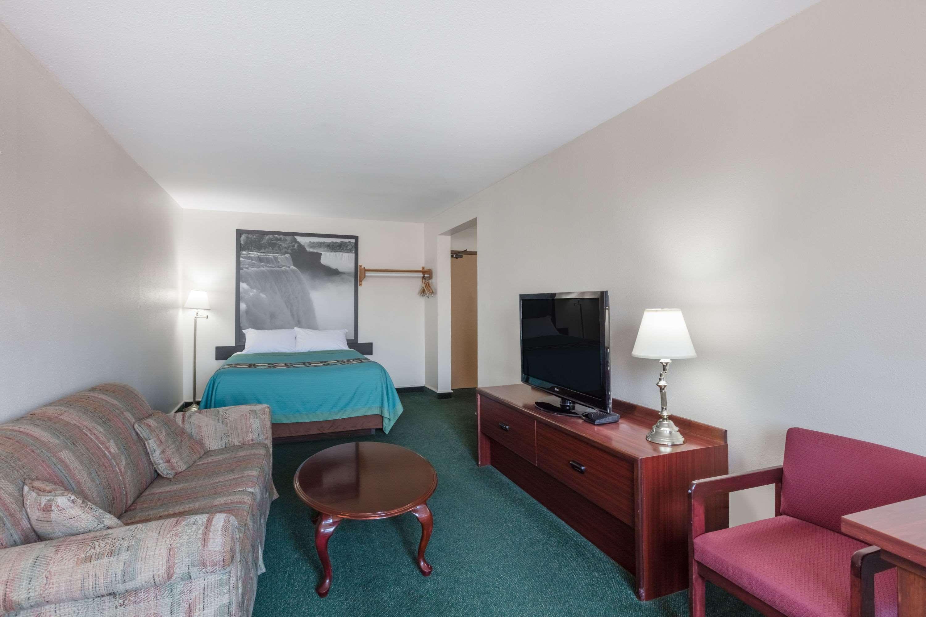 Super 8 By Wyndham Moose Jaw Sk Hotel Bagian luar foto