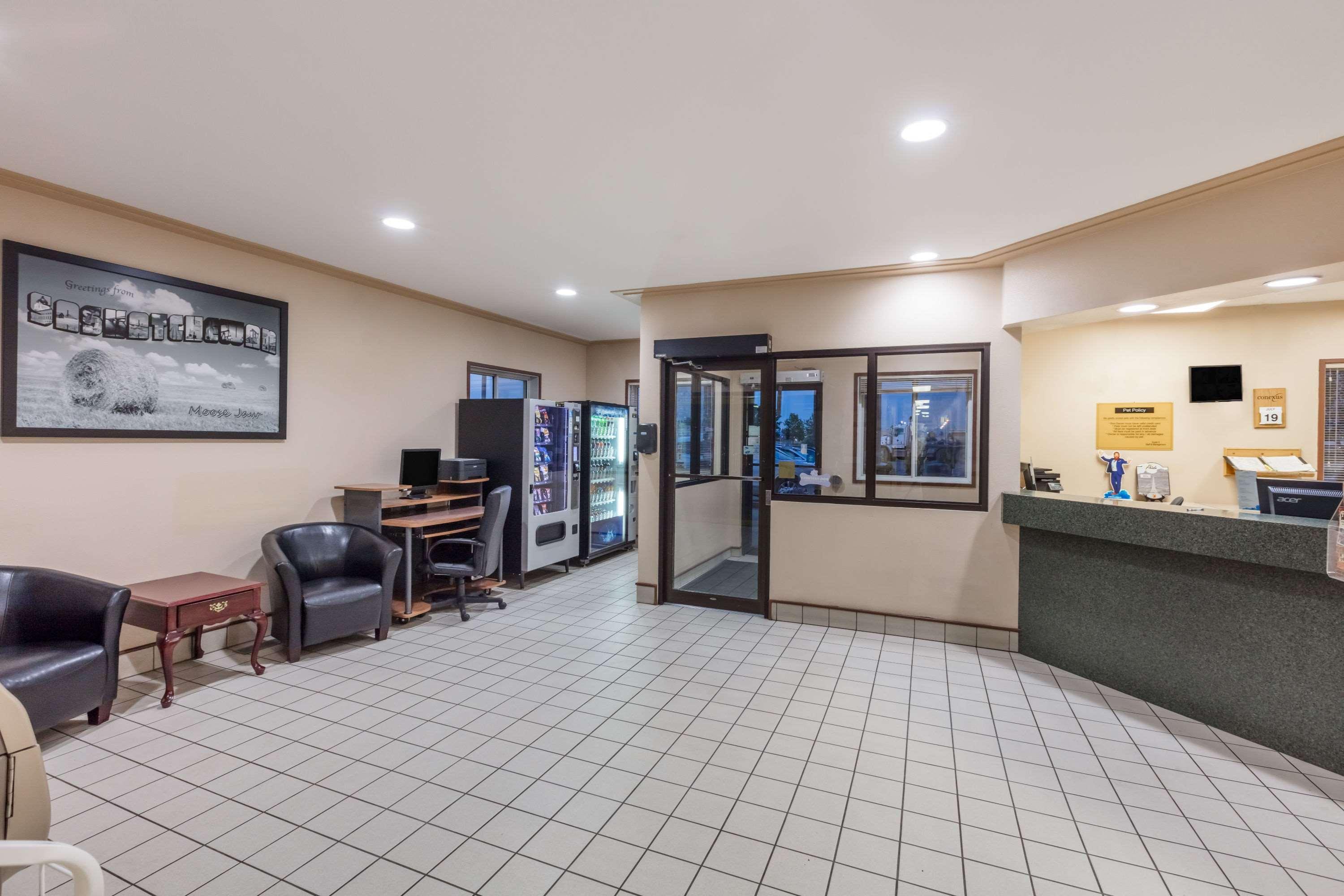 Super 8 By Wyndham Moose Jaw Sk Hotel Bagian luar foto