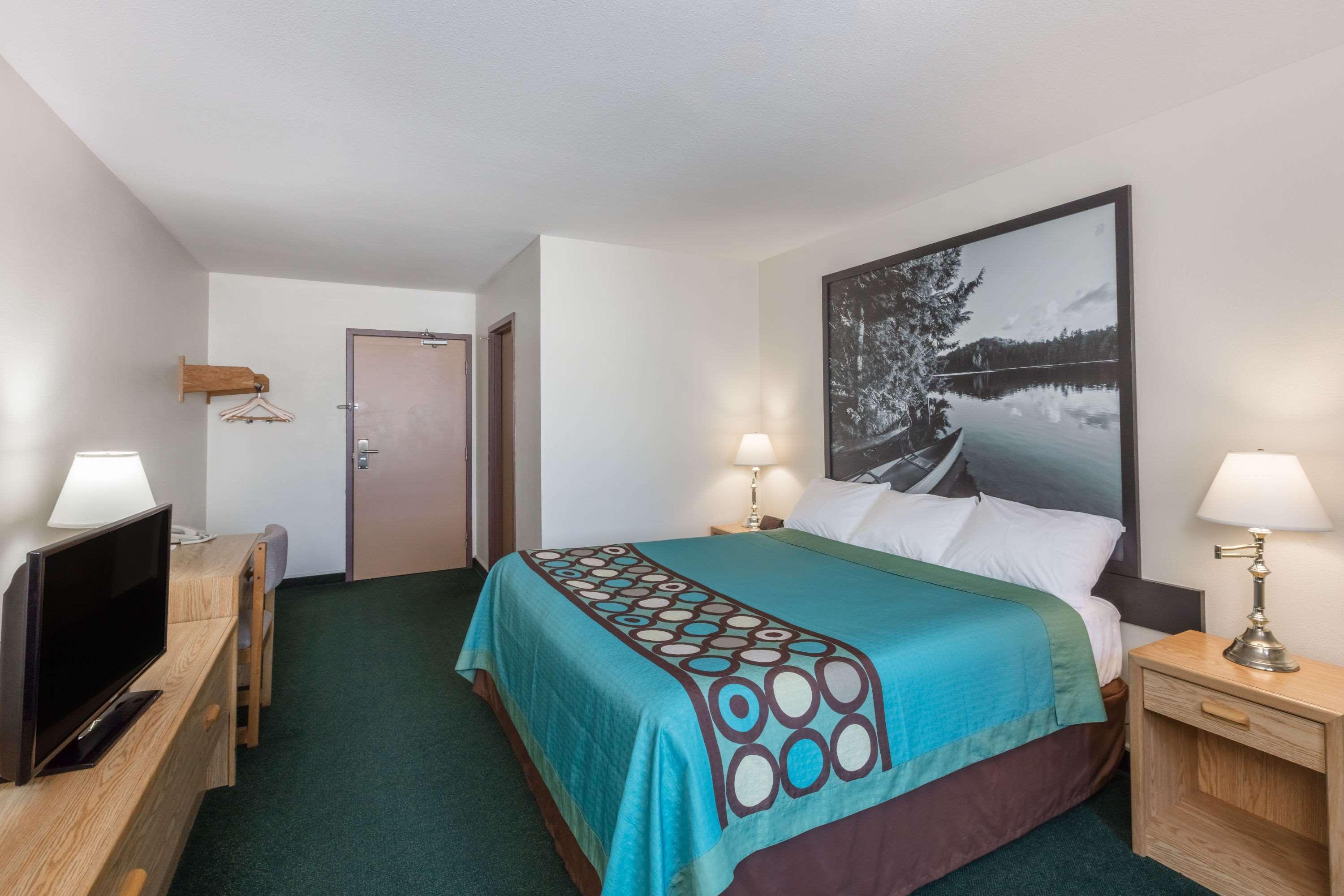 Super 8 By Wyndham Moose Jaw Sk Hotel Bagian luar foto