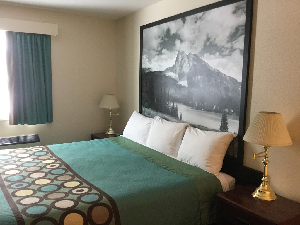 Super 8 By Wyndham Moose Jaw Sk Hotel Bagian luar foto