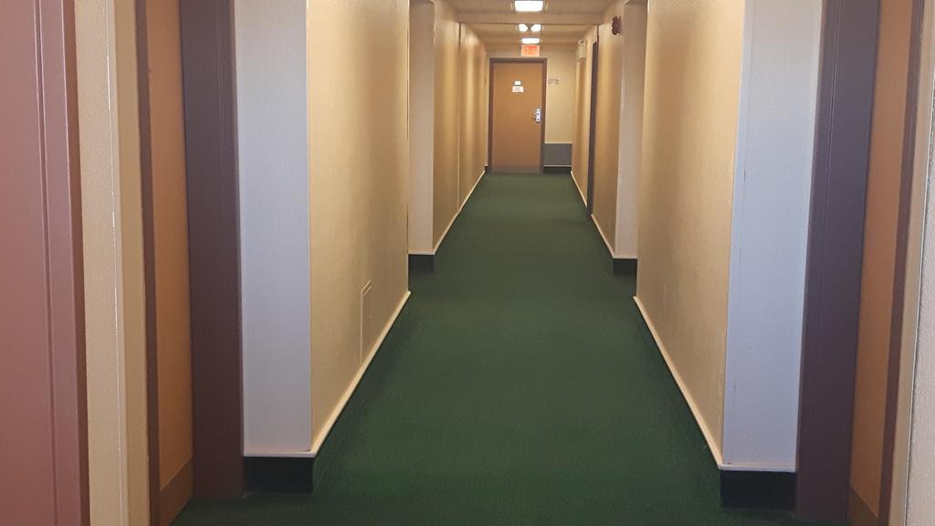 Super 8 By Wyndham Moose Jaw Sk Hotel Bagian luar foto