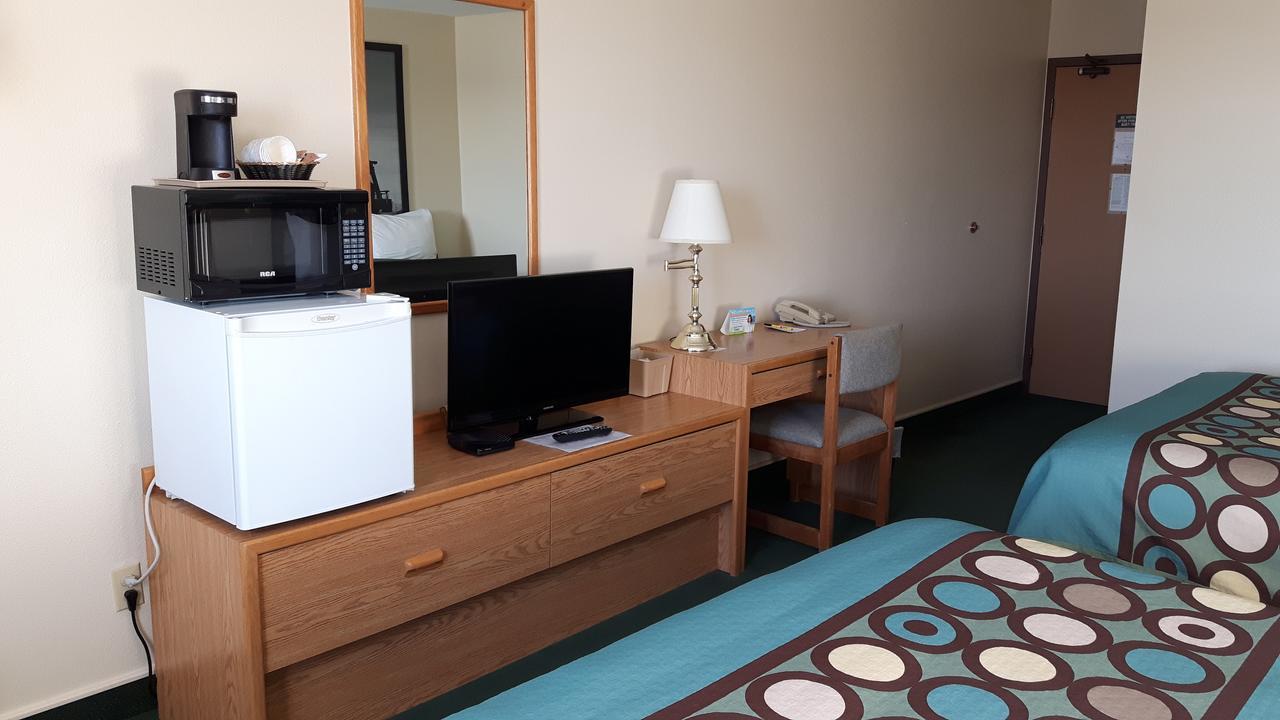 Super 8 By Wyndham Moose Jaw Sk Hotel Bagian luar foto