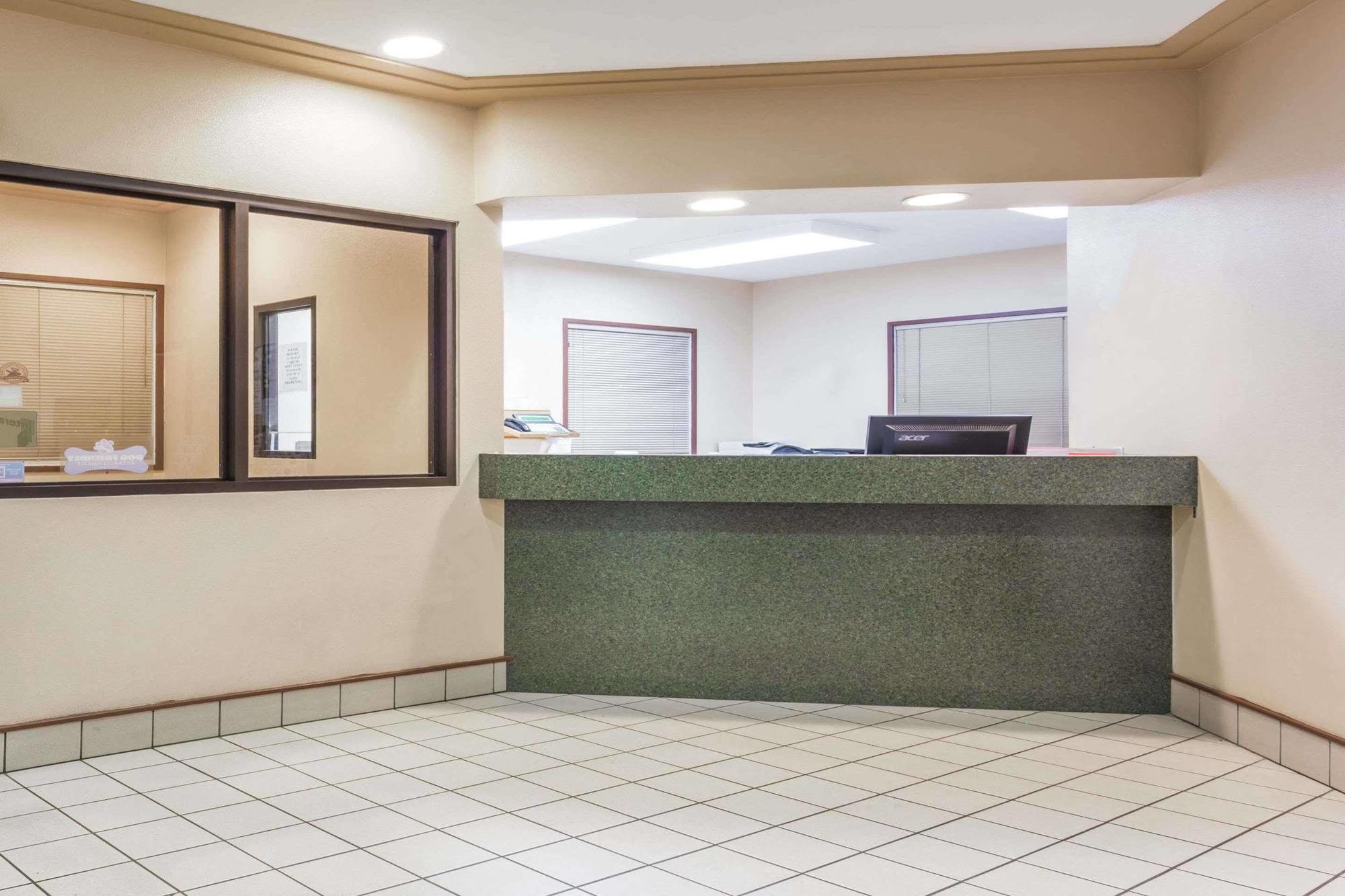 Super 8 By Wyndham Moose Jaw Sk Hotel Bagian luar foto