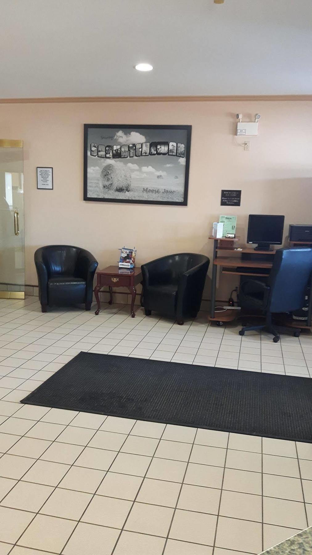 Super 8 By Wyndham Moose Jaw Sk Hotel Bagian luar foto