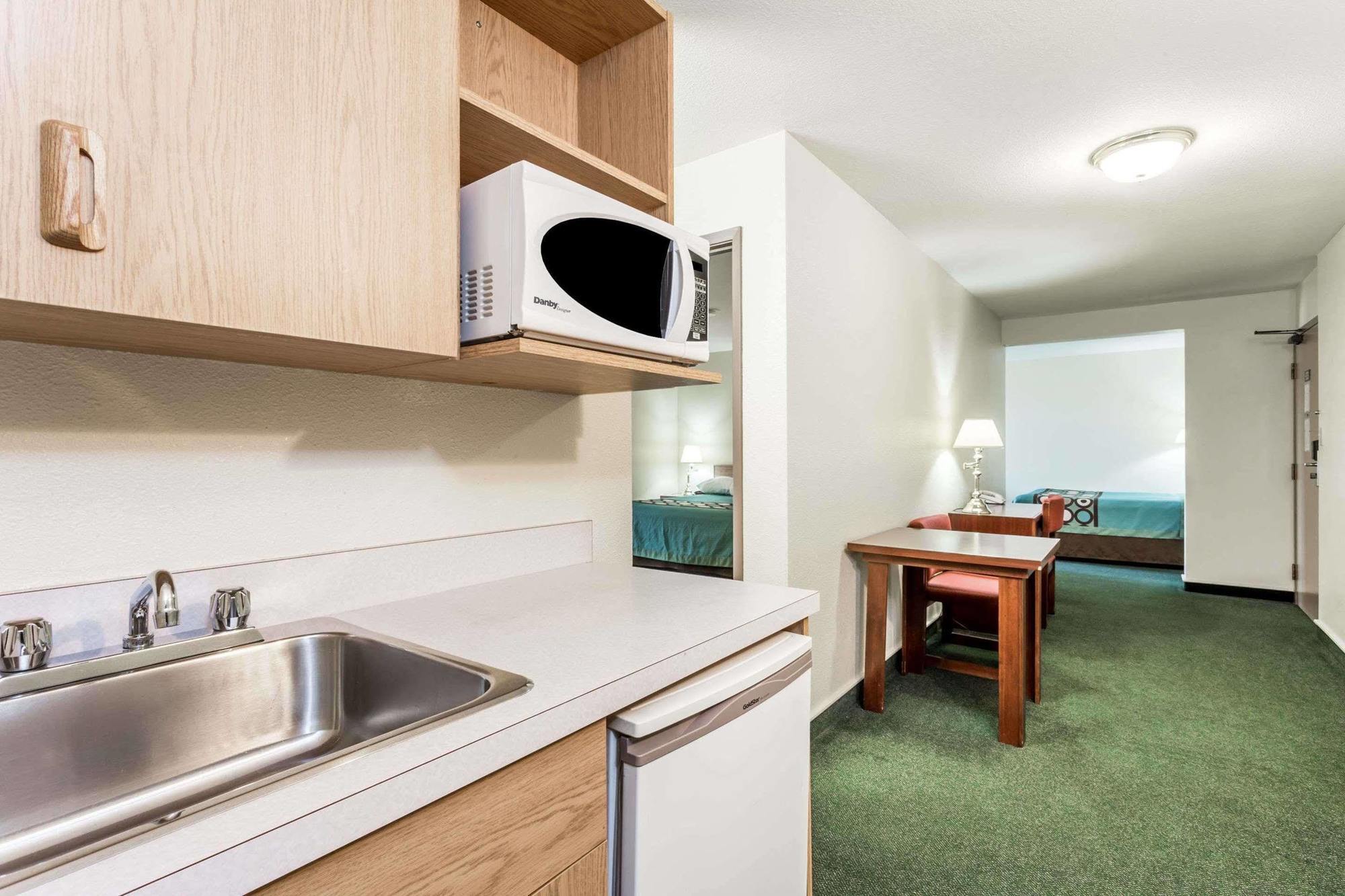 Super 8 By Wyndham Moose Jaw Sk Hotel Bagian luar foto