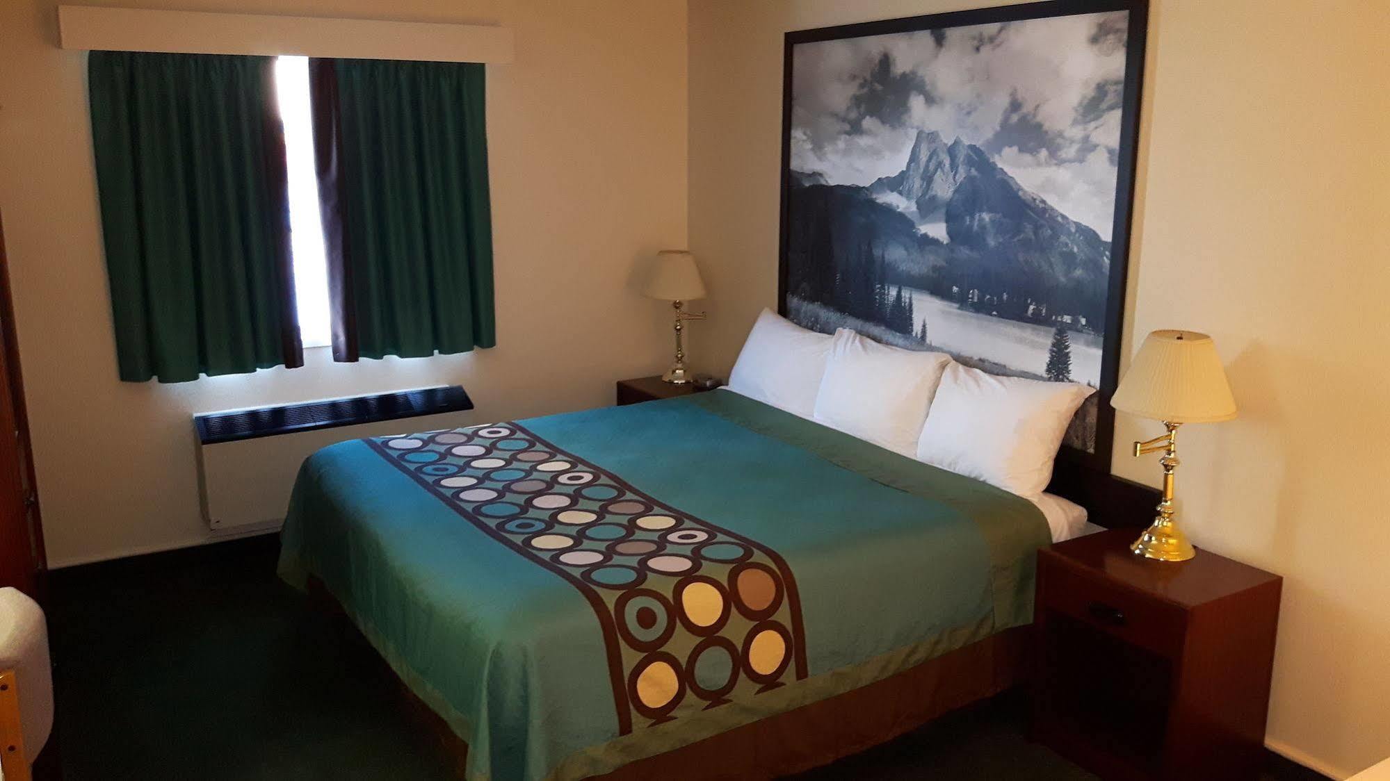 Super 8 By Wyndham Moose Jaw Sk Hotel Bagian luar foto
