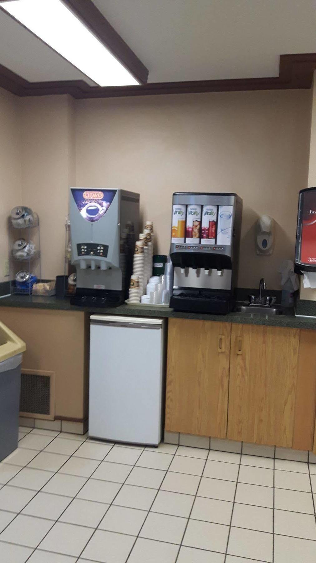 Super 8 By Wyndham Moose Jaw Sk Hotel Bagian luar foto