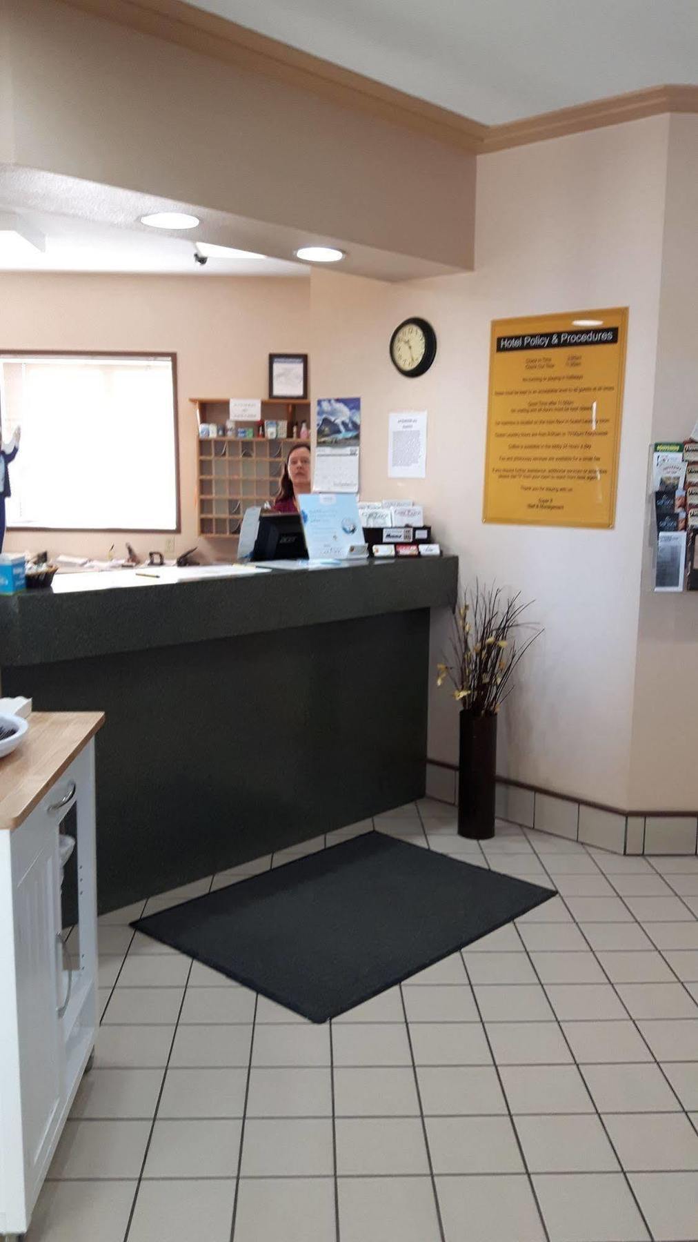 Super 8 By Wyndham Moose Jaw Sk Hotel Bagian luar foto