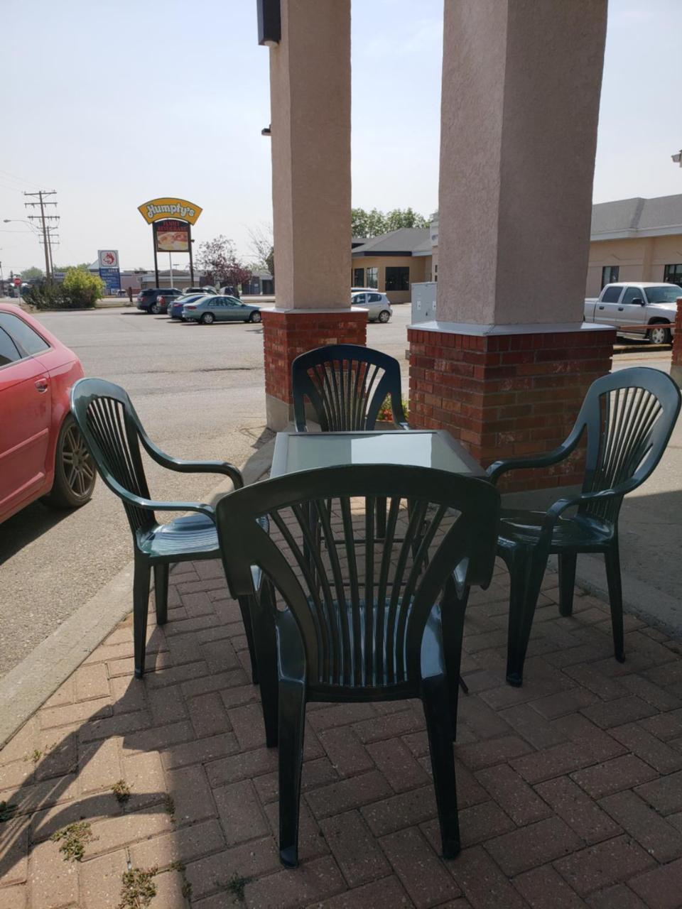 Super 8 By Wyndham Moose Jaw Sk Hotel Bagian luar foto