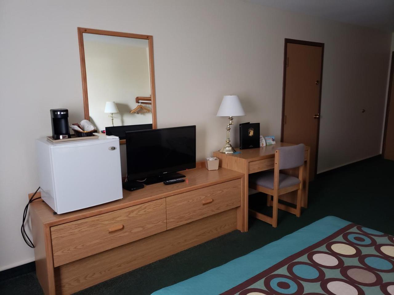 Super 8 By Wyndham Moose Jaw Sk Hotel Bagian luar foto