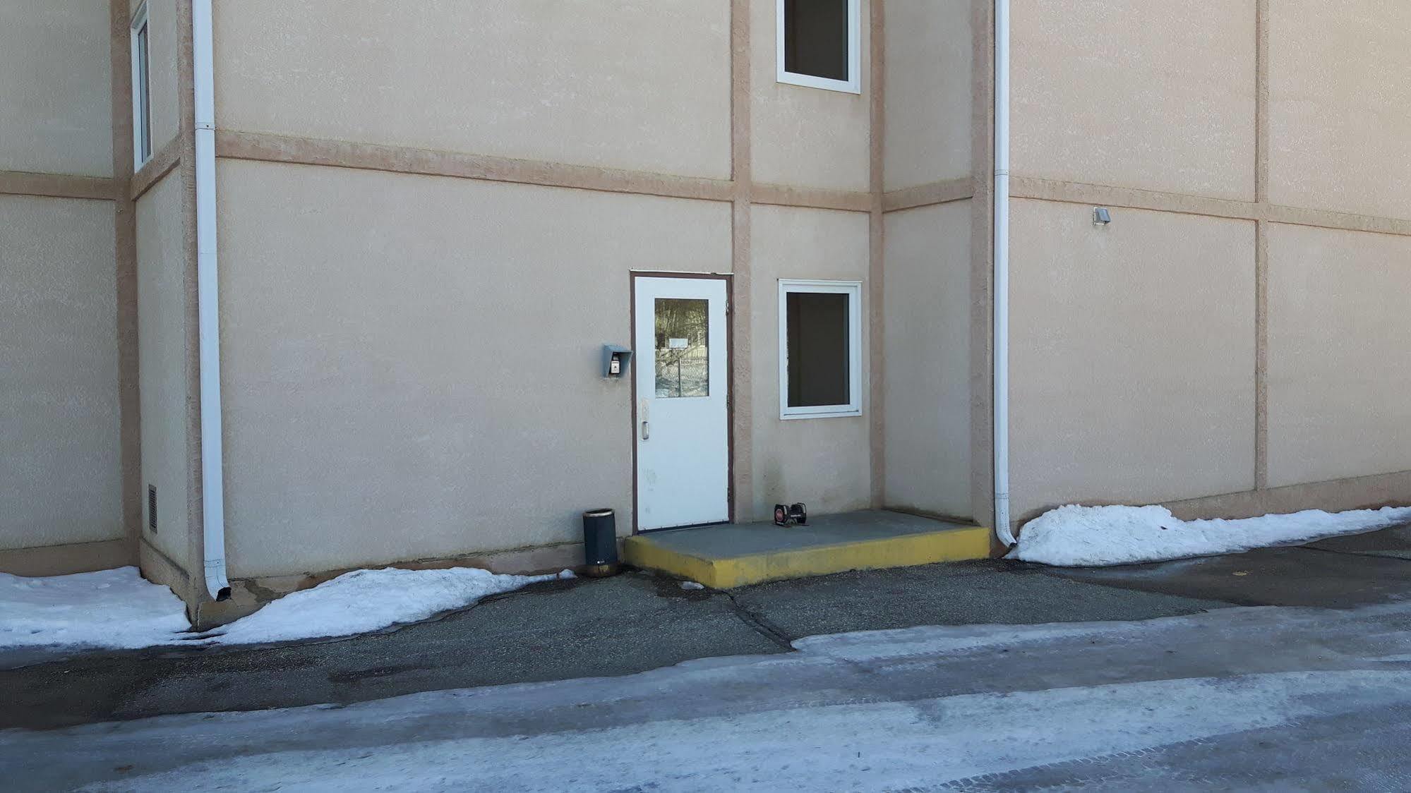 Super 8 By Wyndham Moose Jaw Sk Hotel Bagian luar foto