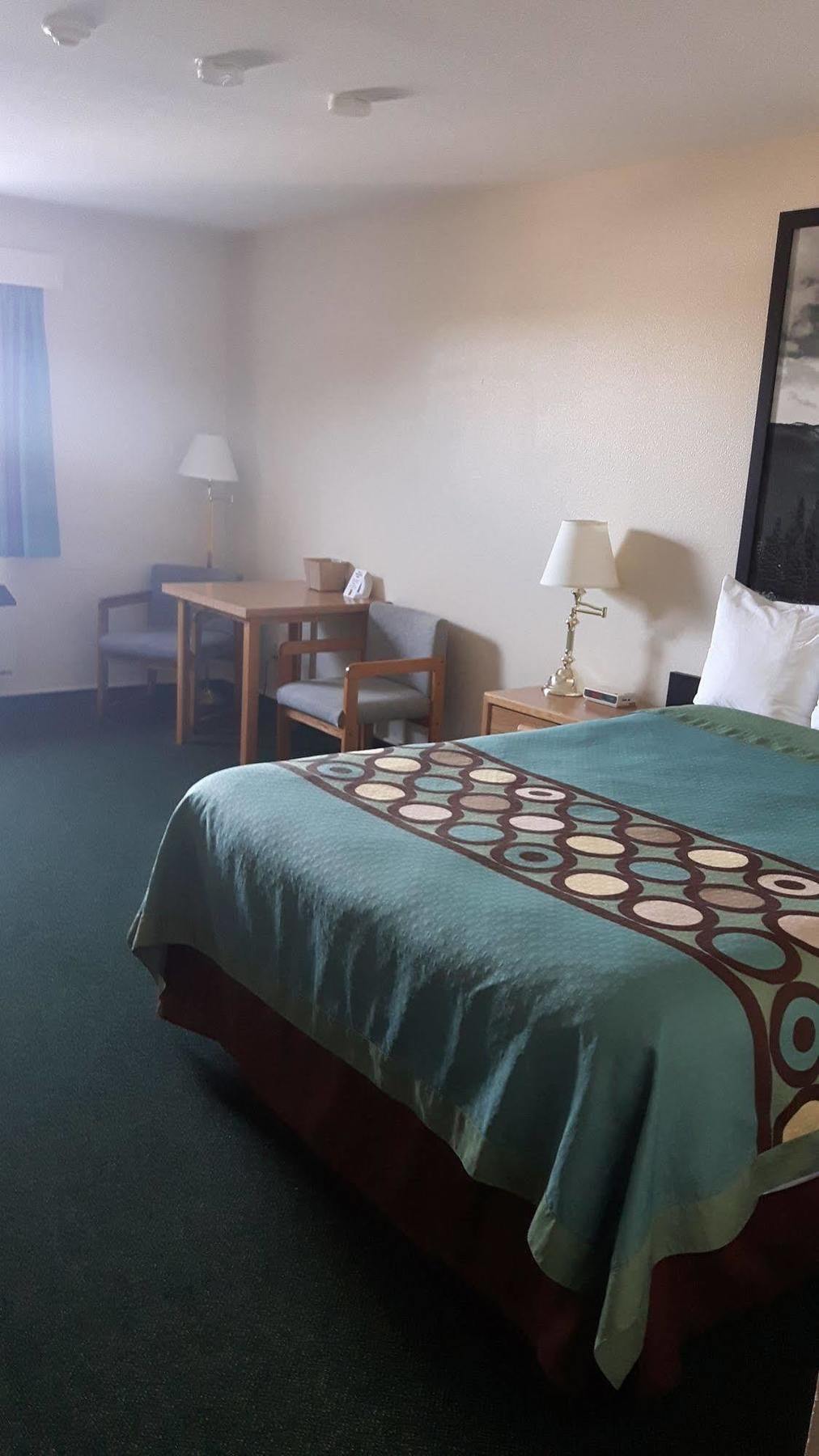 Super 8 By Wyndham Moose Jaw Sk Hotel Bagian luar foto
