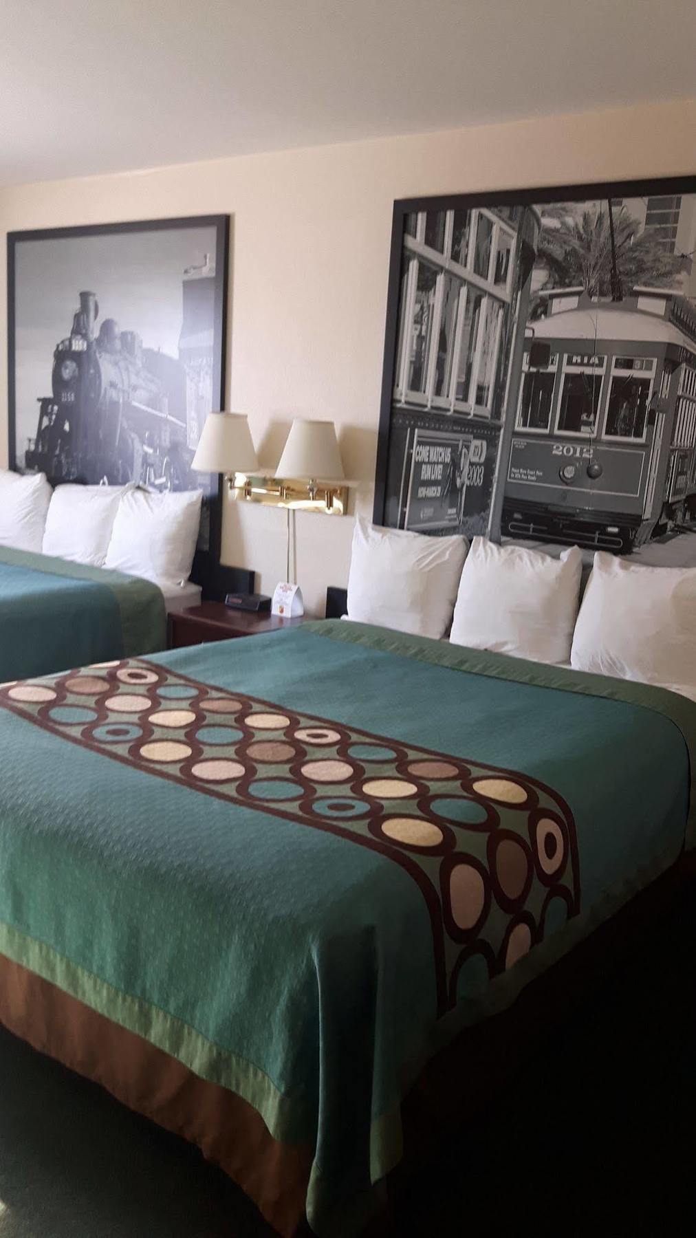 Super 8 By Wyndham Moose Jaw Sk Hotel Bagian luar foto